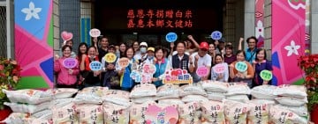 吉安鄉整合慈恩寺捐文建站3300斤白米 游淑貞力促公私協守護部落長者